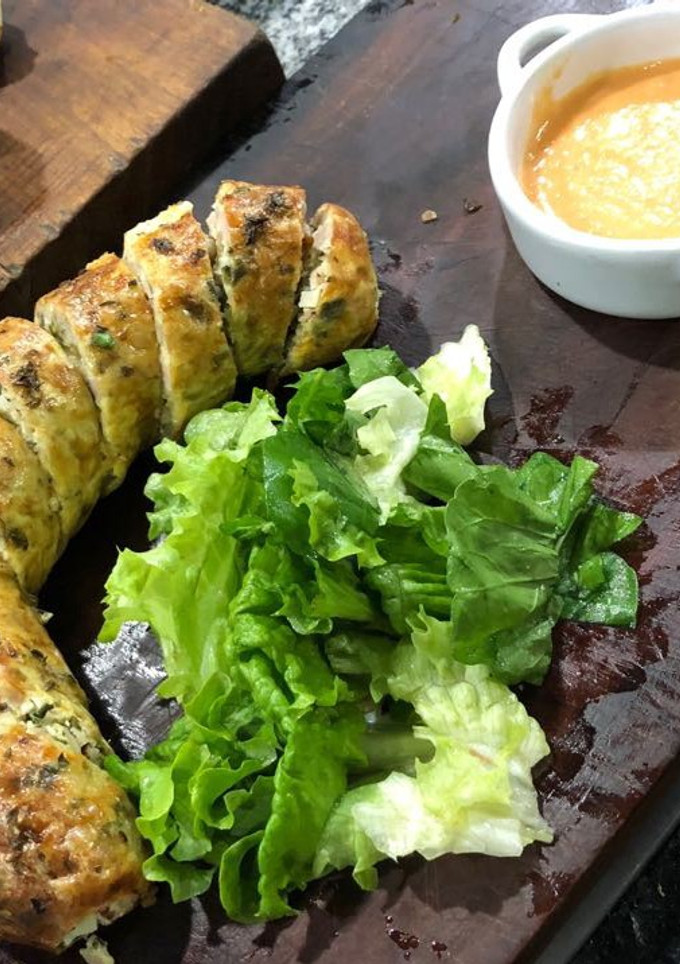 Una foto de Tripa rellena con mix de hojas verdes + salsa brava
