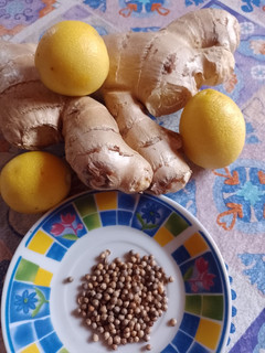 Una foto de Té de coriandro, jengibre y limón 🍋