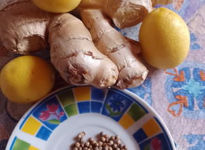 Una foto de Té de coriandro, jengibre y limón 🍋