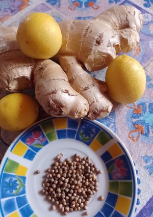 Una foto de Té de coriandro, jengibre y limón 🍋