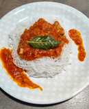Noodles de arroz con salsa de tomate casera y panceta