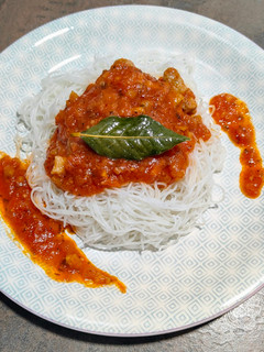 Una foto de Noodles de arroz con salsa de tomate casera y panceta