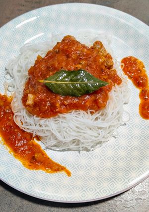Una foto de Noodles de arroz con salsa de tomate casera y panceta