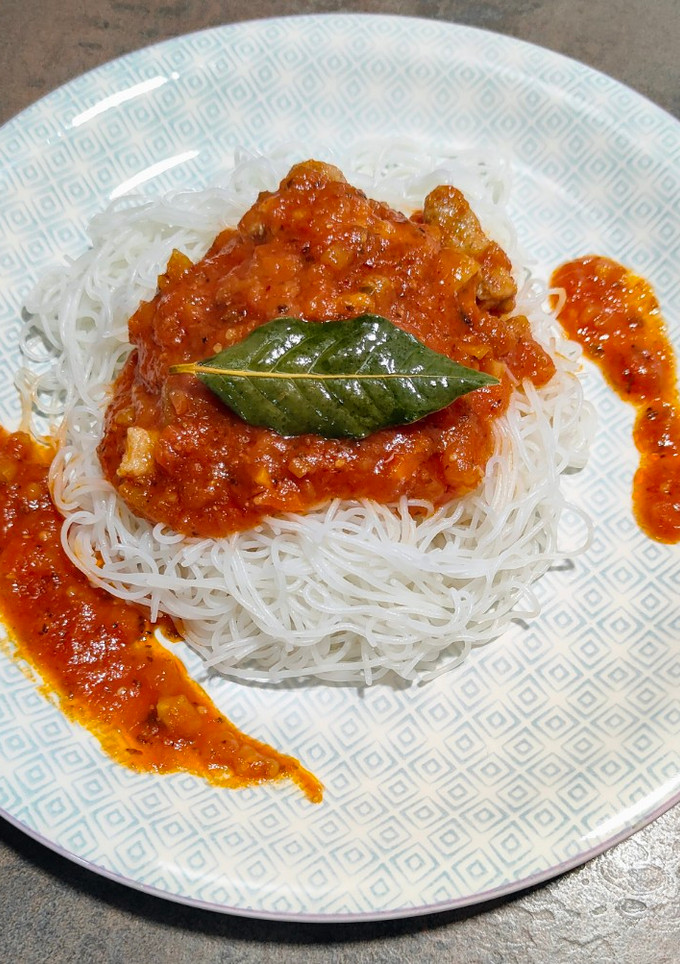 Una foto de Noodles de arroz con salsa de tomate casera y panceta