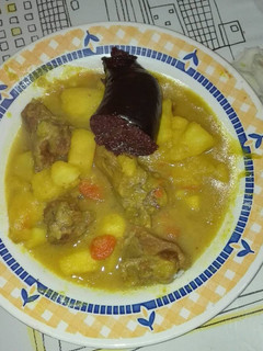 Una foto de Patatas estofadas con cerdo ibérico y morcilla lustre