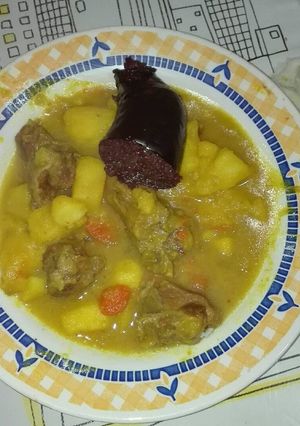 Foto principal de Patatas estofadas con cerdo ibérico y morcilla lustre