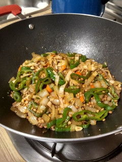 Una foto de Wok de surimi con lentejas