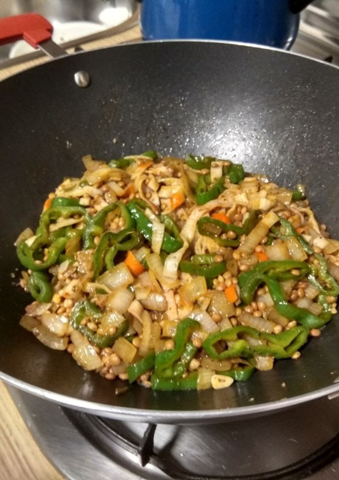Una foto de Wok de surimi con lentejas