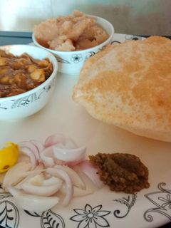 भटूरे छोले (bhature chole recipe in hindi) रेसिपी मुख्य फोटो