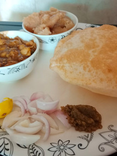 भटूरे छोले (bhature chole recipe in hindi) रेसिपी मुख्य फोटो