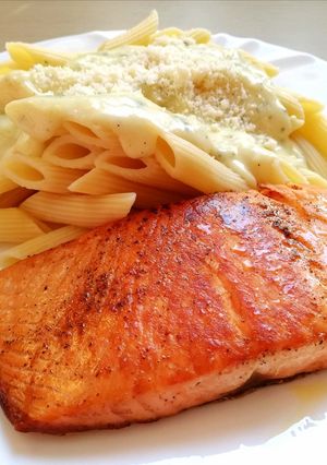Sült lazac fokhagymás pennével recept fotója