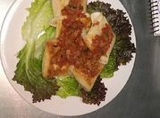 Una foto de burritos pollo y lechuga