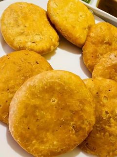 खस्ता मूंग दाल कचौड़ी (khasta moong dal kachodi recipe in Hindi) रेसिपी मुख्य फोटो