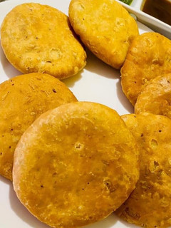 खस्ता मूंग दाल कचौड़ी (khasta moong dal kachodi recipe in Hindi) रेसिपी मुख्य फोटो