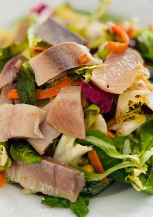 Hình của món Salad Cá Trích Xông Khói.