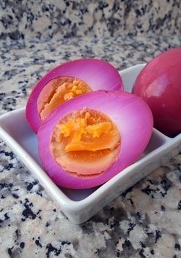 Foto principal de Huevos encurtidos con remolacha