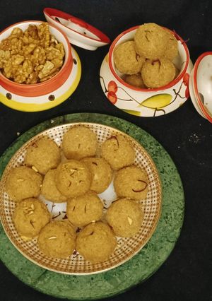 अखरोट और बादाम के लड्डू (akhroot aur badam ke laddu recipe in hindi) रेसिपी मुख्य फोटो