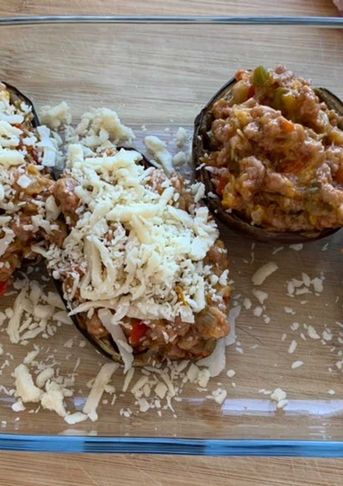 Una foto de Berenjenas rellenas de carne y verduras