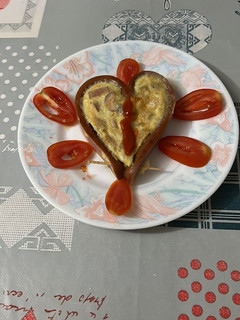 Una foto de Corazoncitos de Frankfurt y tortilla