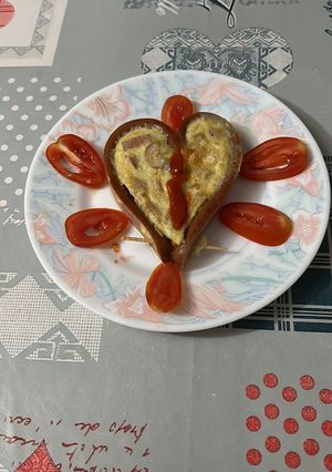 Una foto de Corazoncitos de Frankfurt y tortilla