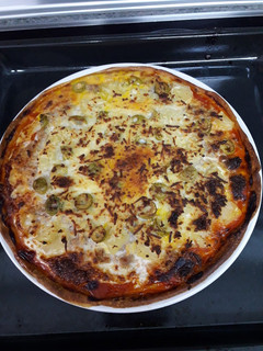 Una foto de Pizza casera de bonito y piña