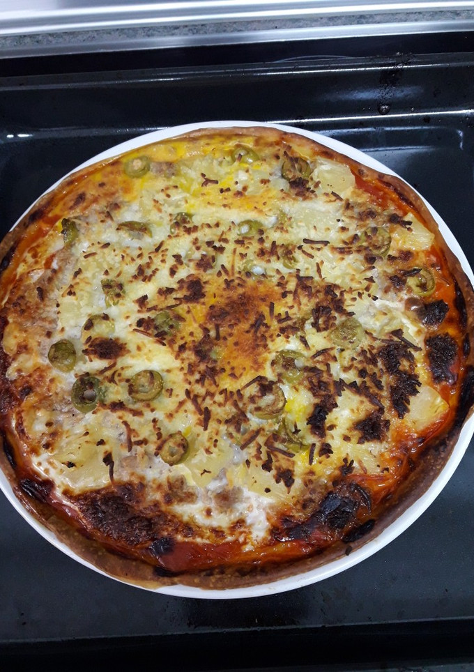 Una foto de Pizza casera de bonito y piña