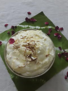 केसर इलायची श्रीखण्ड(Kesar Elaichi Shrikhand recipe in hindi) रेसिपी मुख्य फोटो