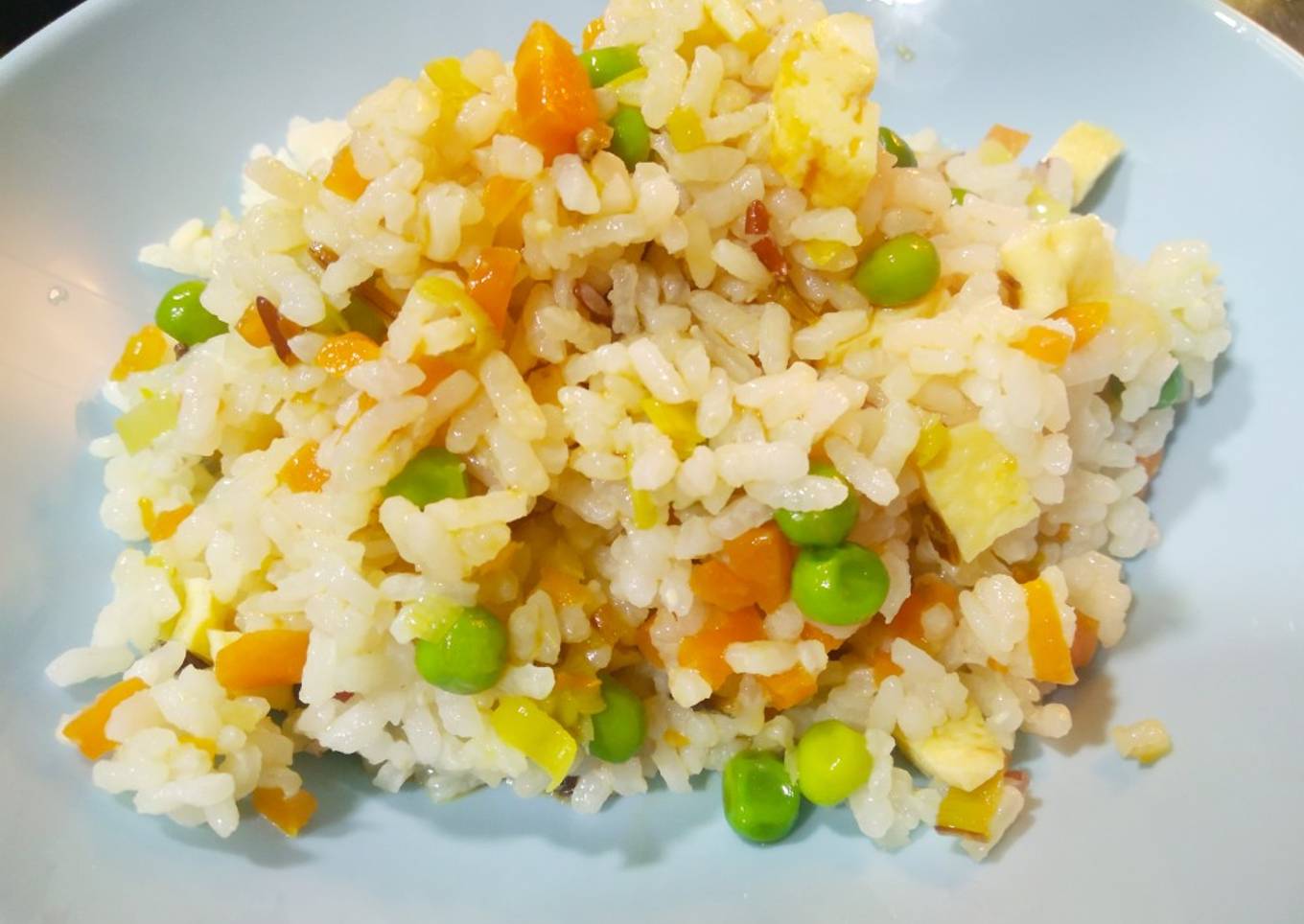 Arroz con verduritas, tortilla y salsa Ponzu casera