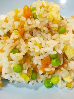 Una foto de Arroz con verduritas, tortilla y salsa Ponzu casera
