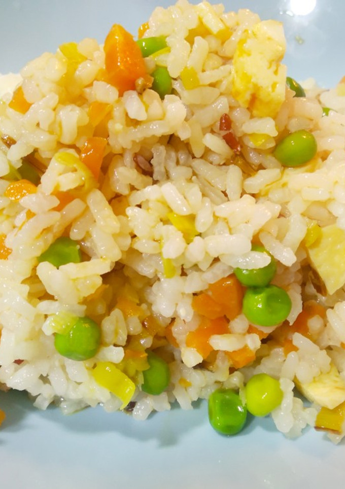 Una foto de Arroz con verduritas, tortilla y salsa Ponzu casera
