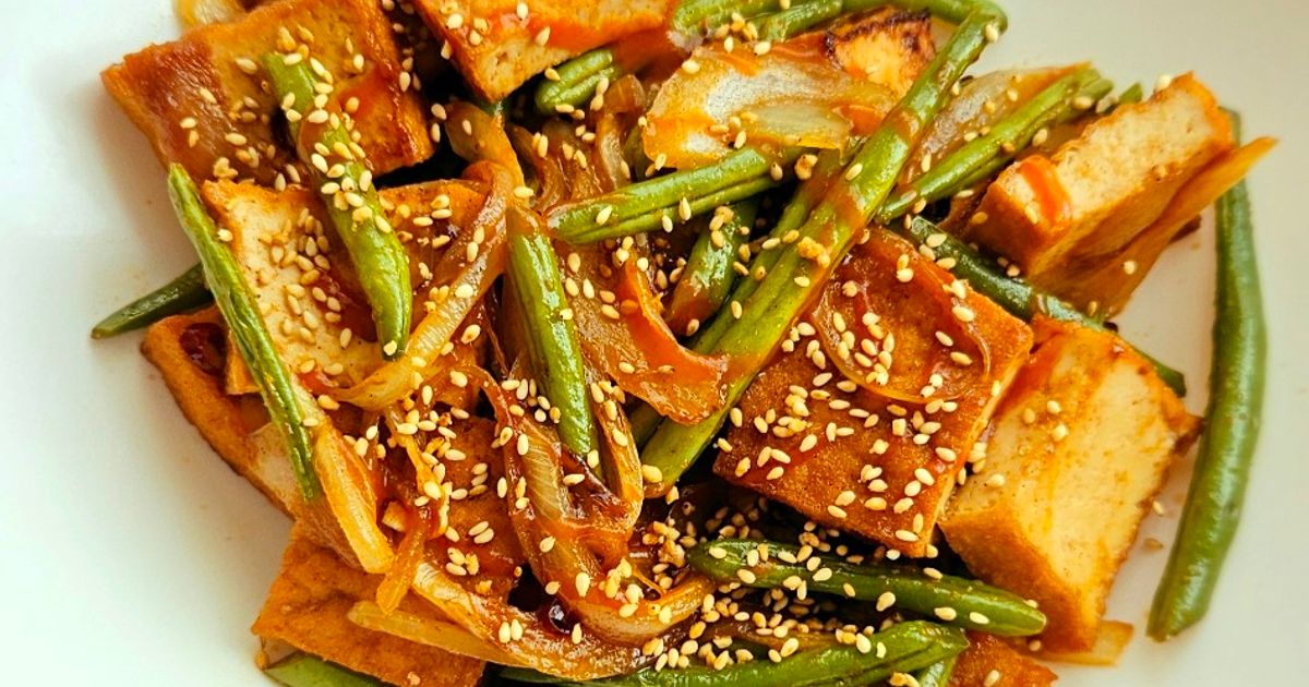 Tumis kacang panjang dan tahu goreng dengan saus sriracha