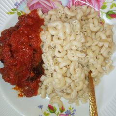 A picture of Macaroni en stew.