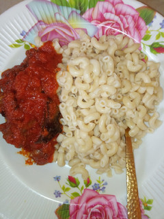A picture of Macaroni en stew.
