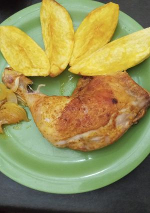 Una foto de Pollo marinado al horno con papas haraganas