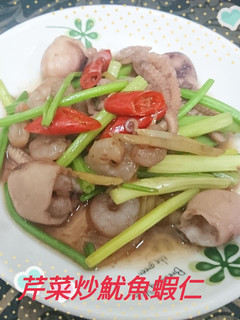 芹菜炒魷魚蝦仁(簡單料理) 的食譜成品照片