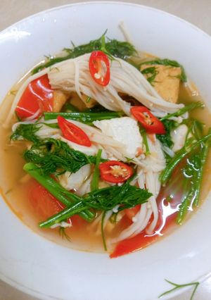 Hình của món Canh nấm kim châm rau thì là.