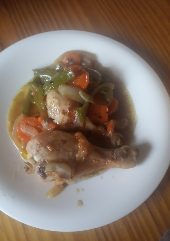Una foto de Pollo al horno con verduras