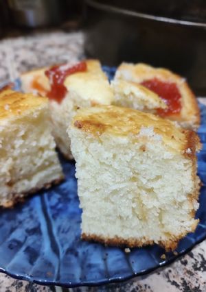 Una foto de Torta de limón con membrillo 🍋