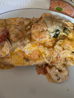 Una foto de Salmón con almejas y langostinos