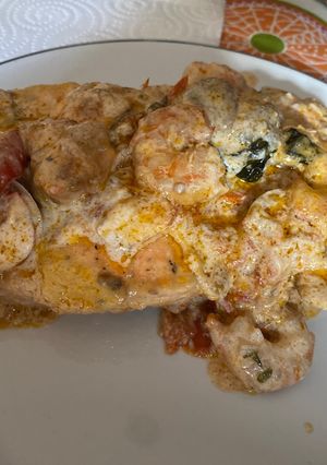Una foto de Salmón con almejas y langostinos