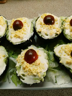 Una foto de Aguacates rellenos de atún y huevo