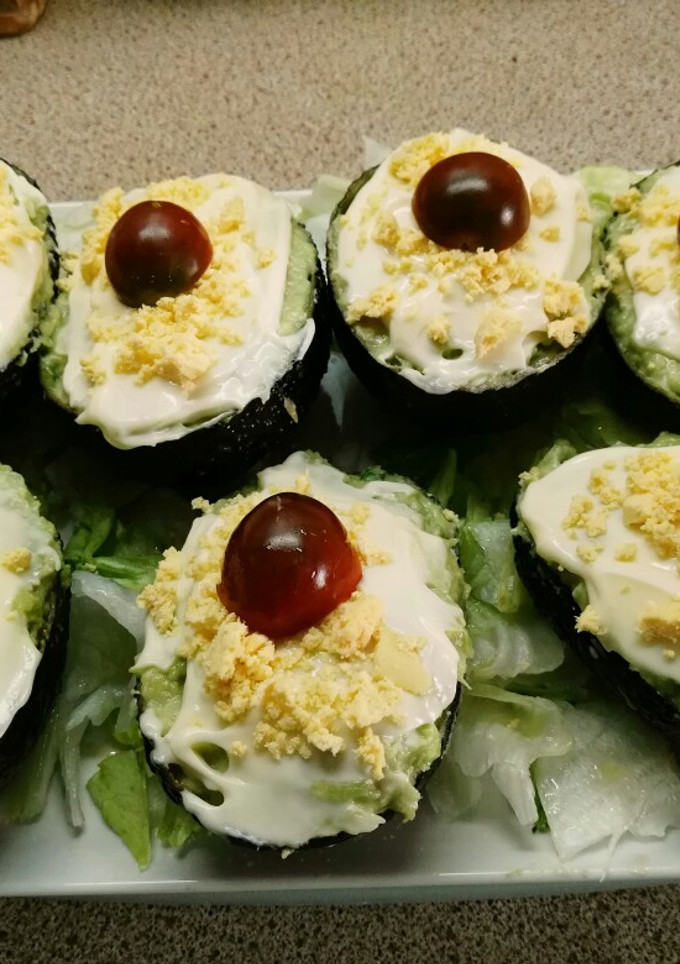 Una foto de Aguacates rellenos de atún y huevo