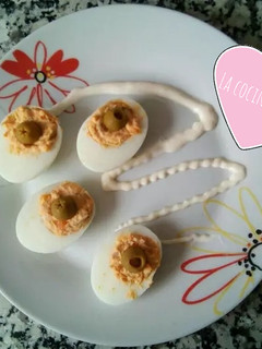 Una foto de Huevos rellenos súper fáciles y deliciosos