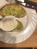 Avocado toast con huevo