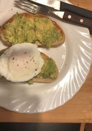 Una foto de Avocado toast con huevo