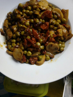 Una foto de Salteado de guisantes y champis con chorizo hallal