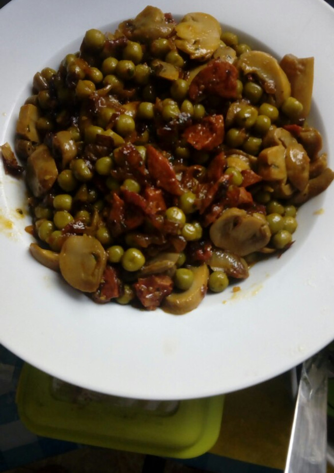Una foto de Salteado de guisantes y champis con chorizo hallal