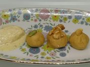 Una foto di panna, latte condensato e pistacchi