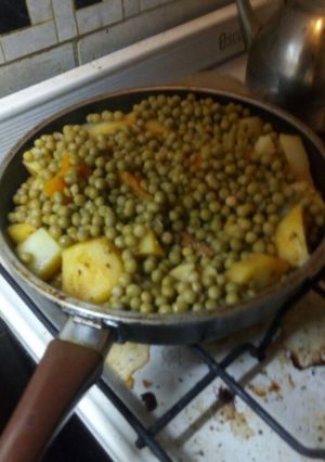 Una foto de Pollo honda a la portuguesa con papa y arvejas