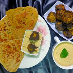 A picture of Mint masala BBQ potatoes with cheesy white gravy.